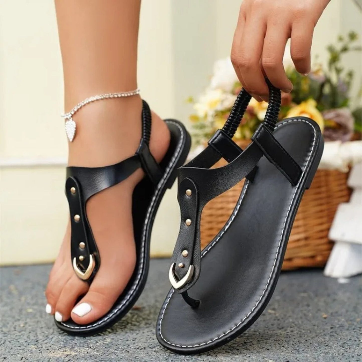 NIMA leren teensandalen met platte zool en metalen gespdetail