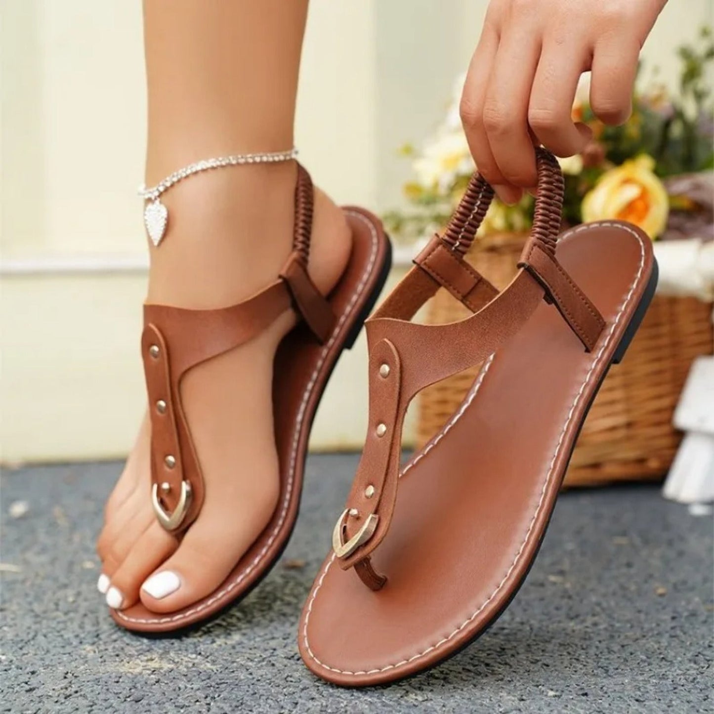 NIMA leren teensandalen met platte zool en metalen gespdetail