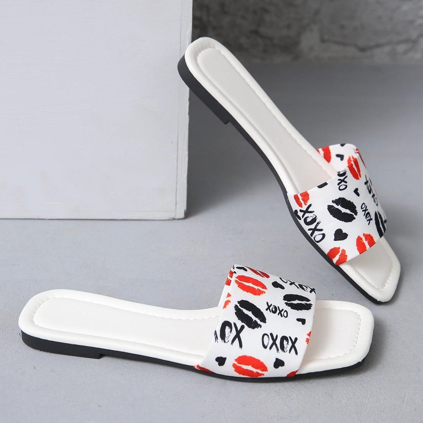 NIMA antislip comfortabele slippers met zwarte opdruk