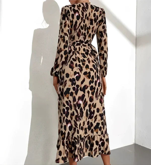 NIMA Kleid mit V-Ausschnitt 2024