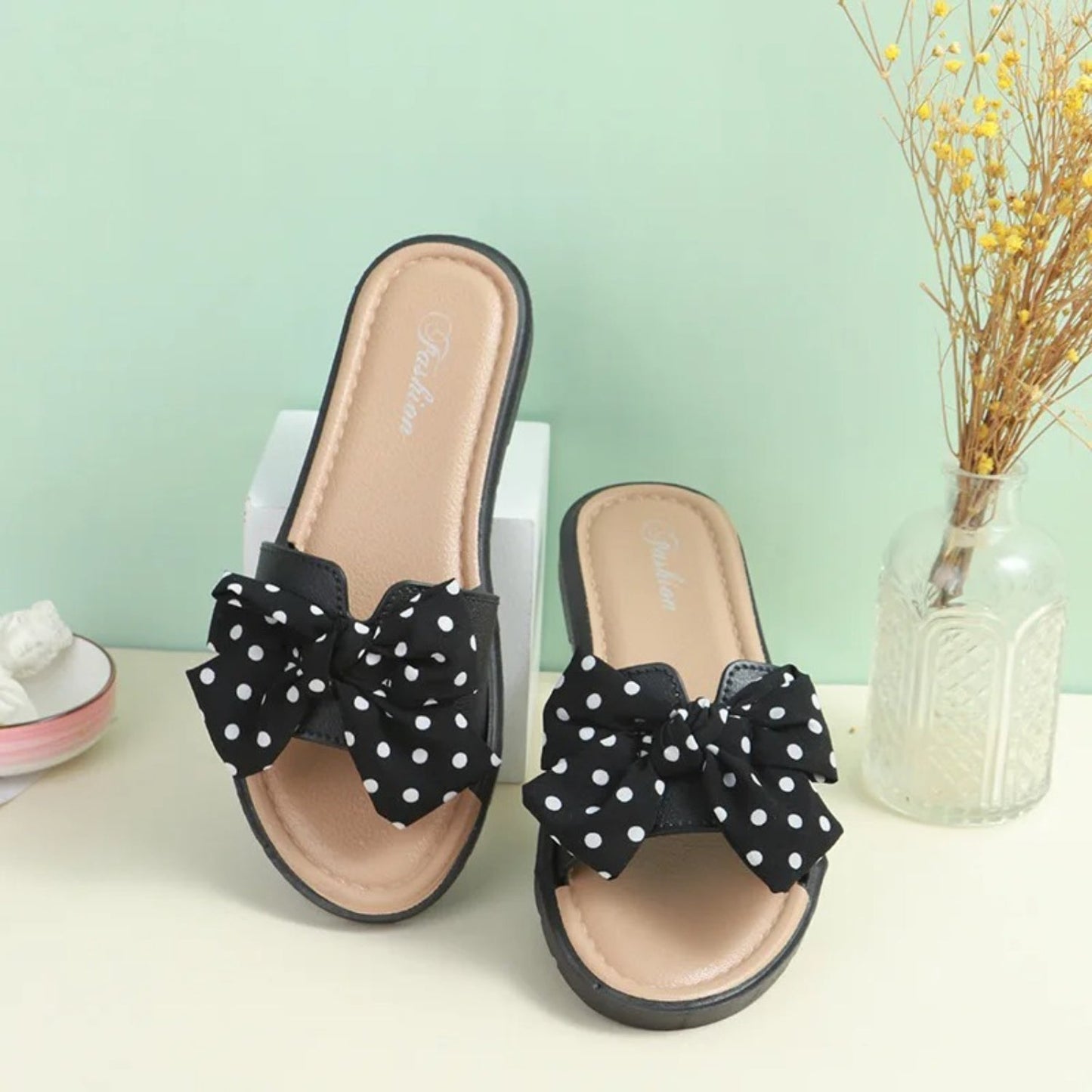 NIMA witte stippenprint lichtgewicht slippers