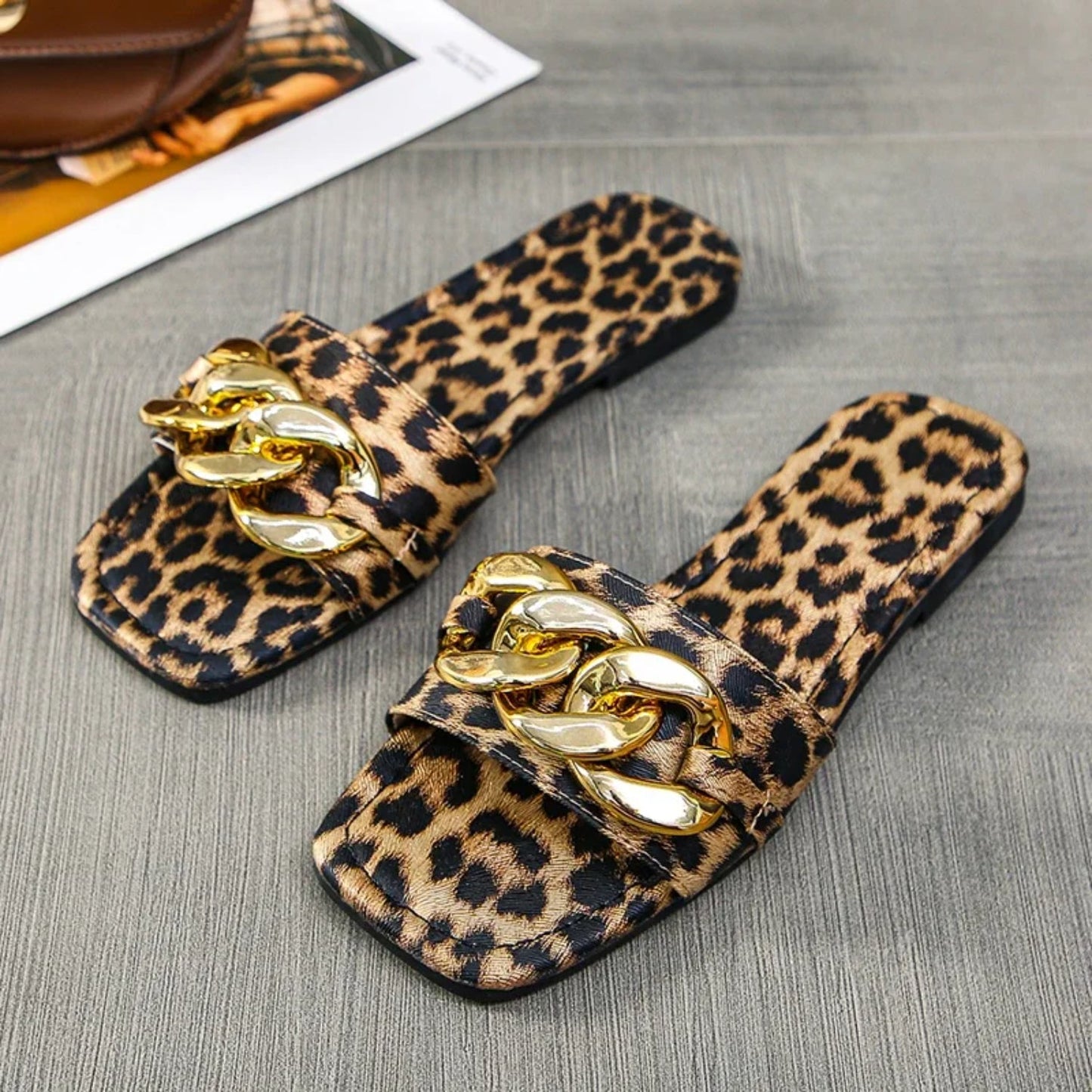NIMA witte platte metalen werk slippers met letterprint