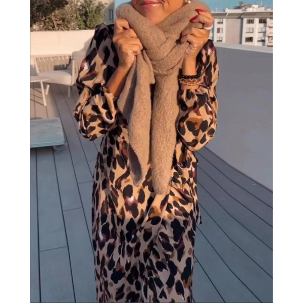 NIMA Kleid mit V-Ausschnitt 2024