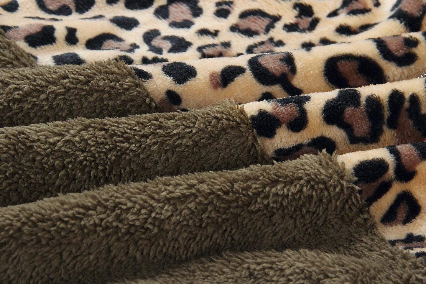 Teddy pullover - extremely warm and cozy hoodie with a stylish leopard pattern for spring