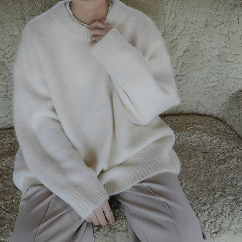 Olyvia – loose-fitting knit sweater in a simple design