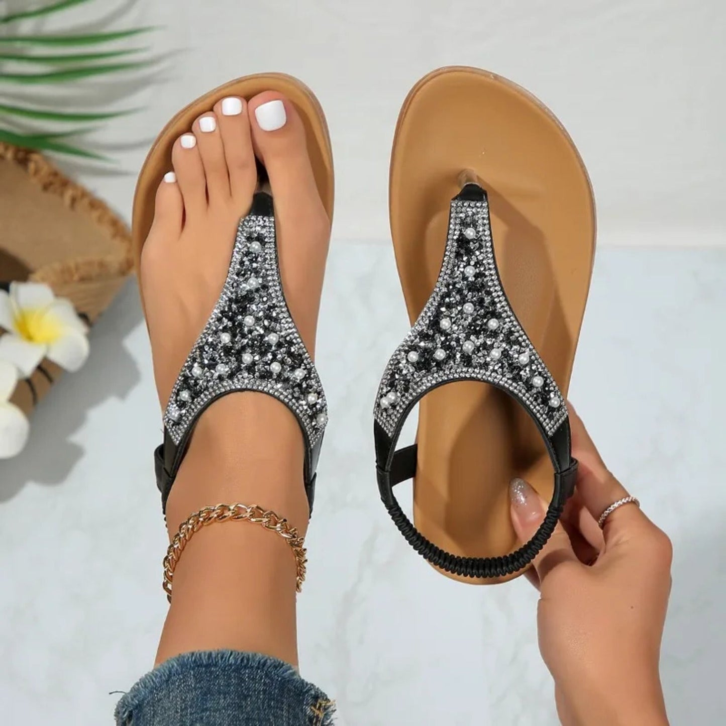 NIMA Pailletten met bergkristallen zwarte teensandalen