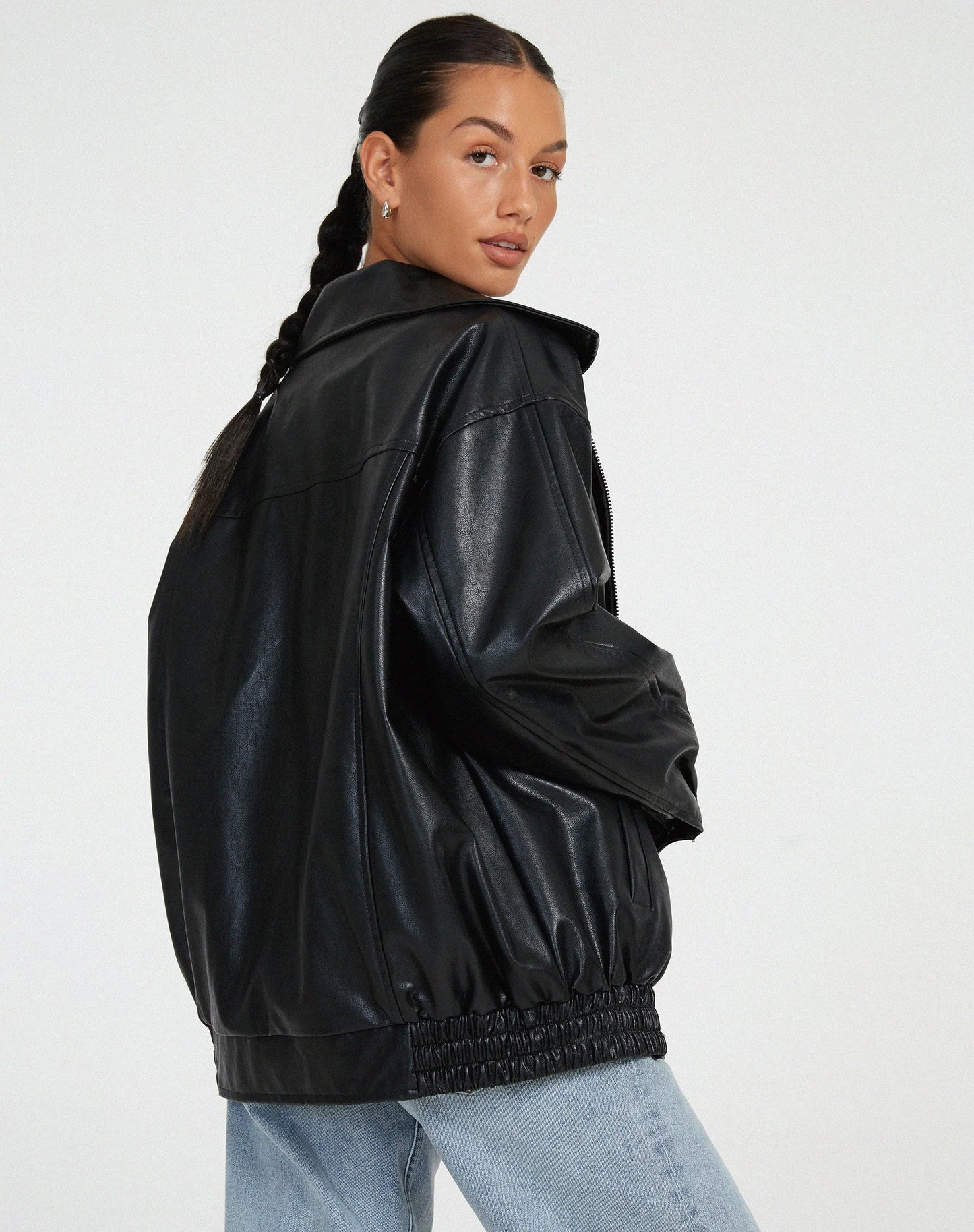 Sophia's casual oversized leather jacket – a modern oversized look