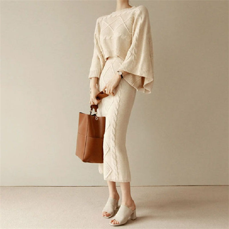 NIMA ‘One size’ Elegant knitted dress with round neck pattern