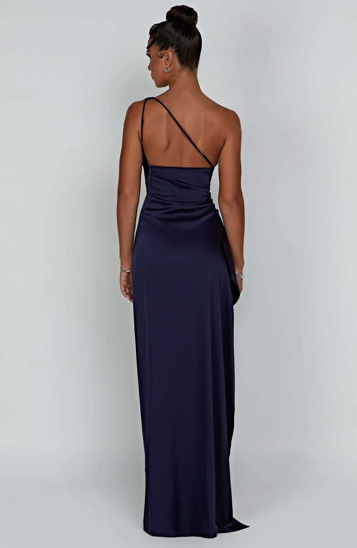 NIMA Elegante Satijnen Splitjurk met één Schouder