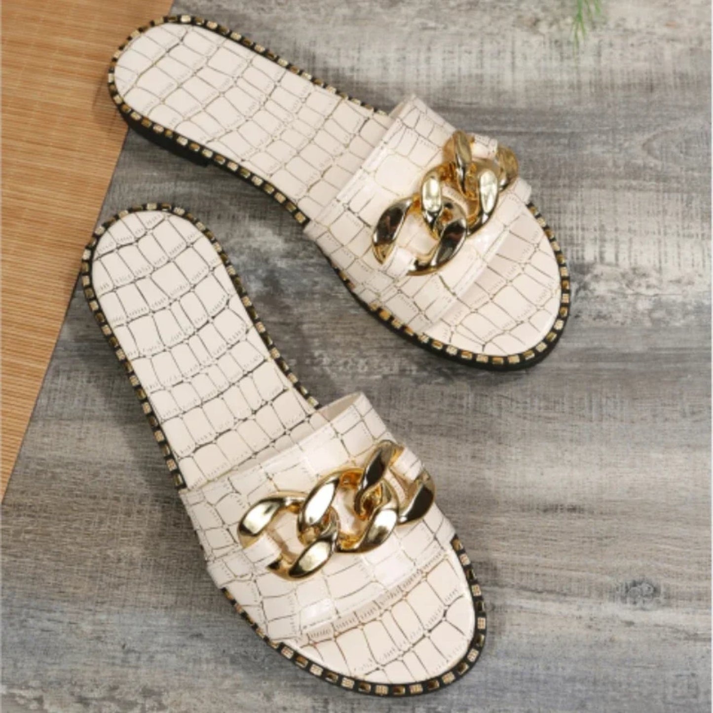 NIMA witte platte metalen werk slippers met letterprint