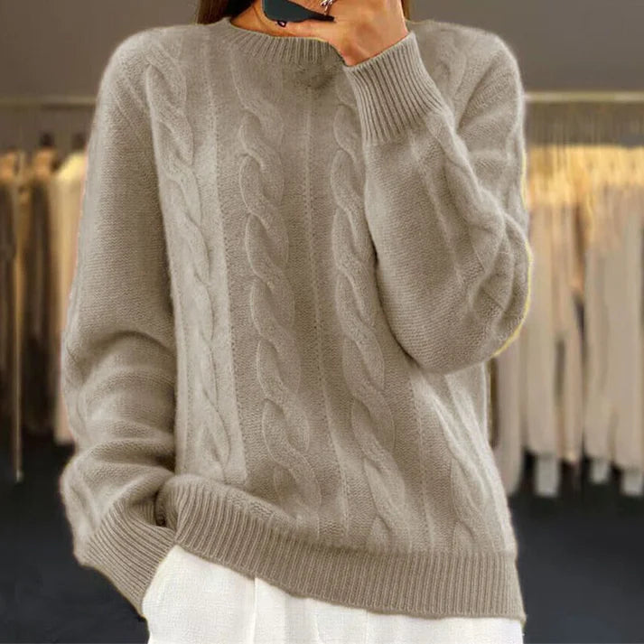 Isa – loose-fitting knit sweater with cable pattern and ribbed hem