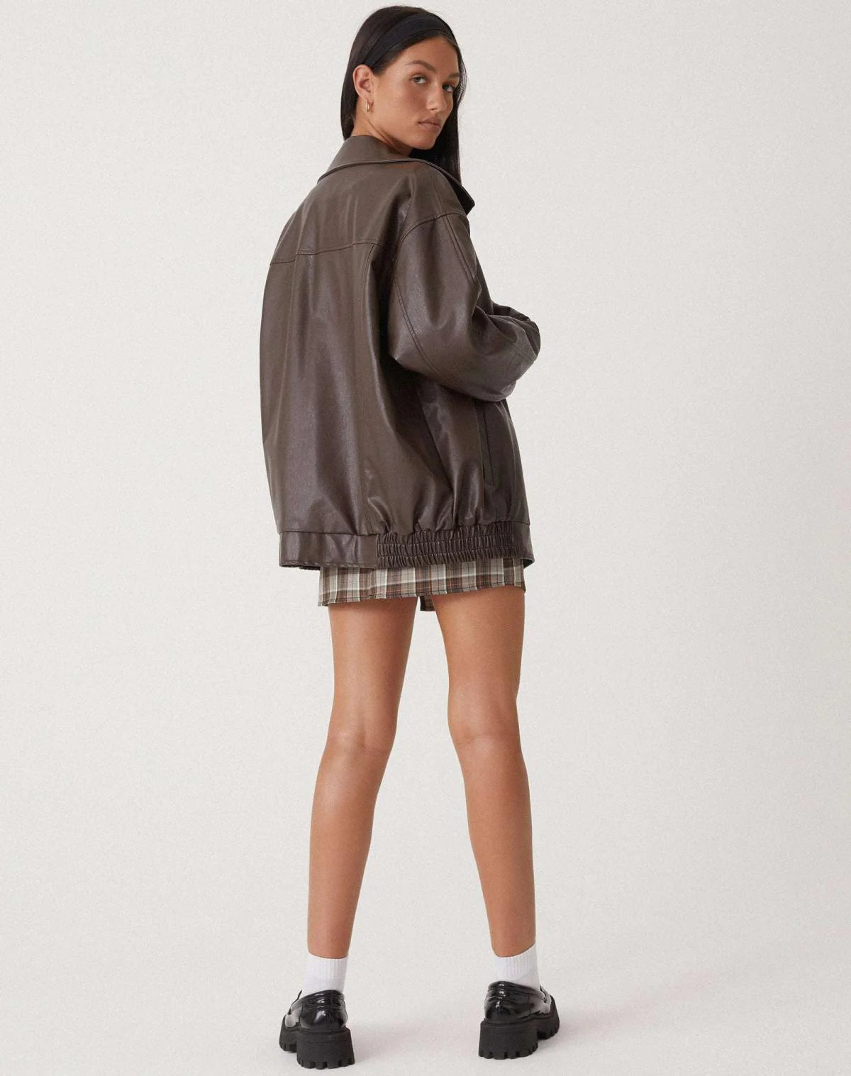 Sophia's casual oversized leather jacket – a modern oversized look